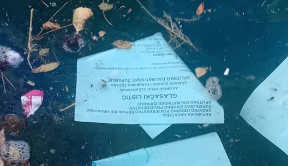FOTO U Dalmaciji glasački listići završili u moru. Pogledajte opravdanje