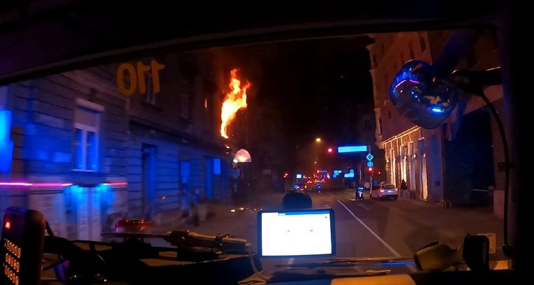 Pogledajte dolazak vatrogasaca do mjesta velikog požara u centru Zagreba