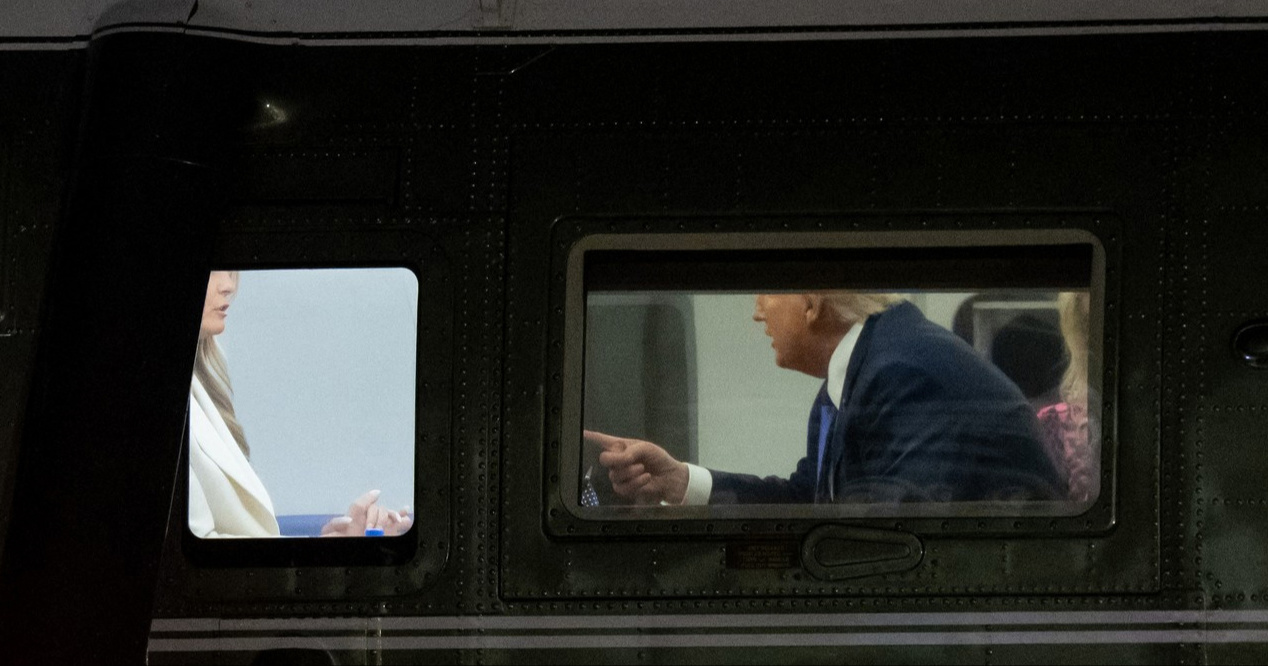 Snimka napetog trenutka u helikopteru: Melania odmahuje glavom, Trump upire prstom