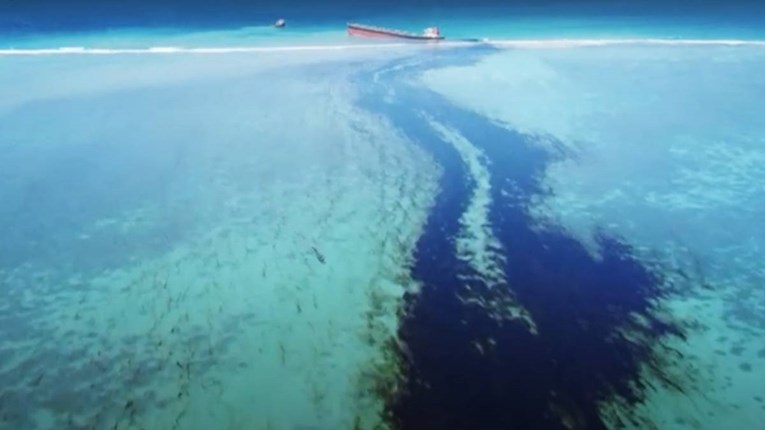 VIDEO Nasukani brod ispušta tone goriva u kristalno čiste lagune Indijskog oceana