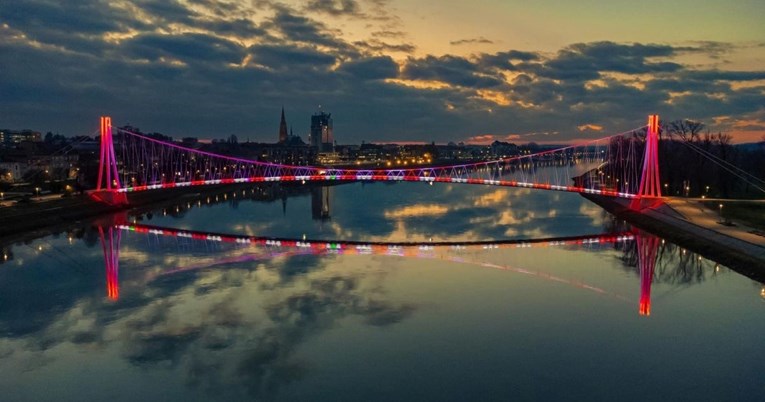 Prizor za pamćenje: Osječki most u ranu zoru zasjao u bojama hrvatske šahovnice
