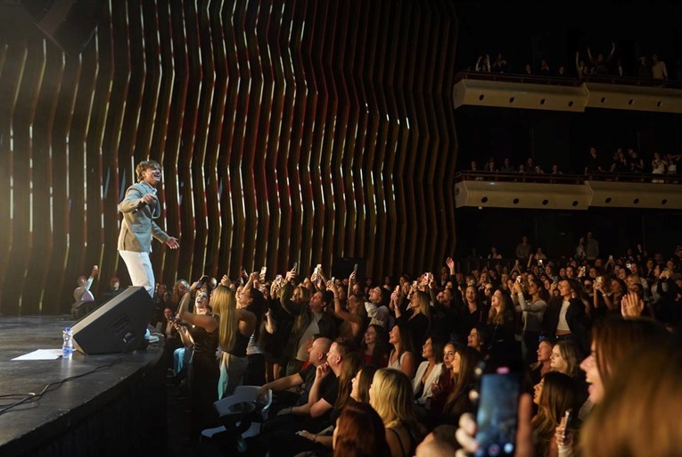 Žerina izjava potakla raspravu: Treba li imati barem album za nastupanje u arenama?