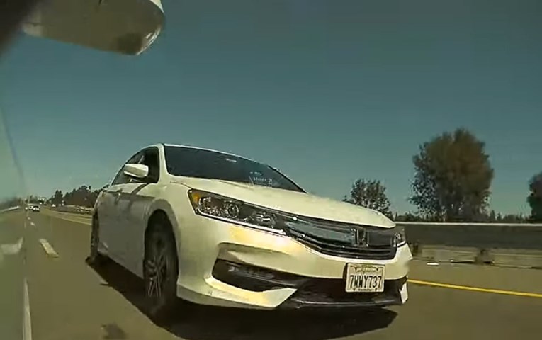VIDEO Accord jurio autocestom pa se zabio u Teslu, kamera sve snimila
