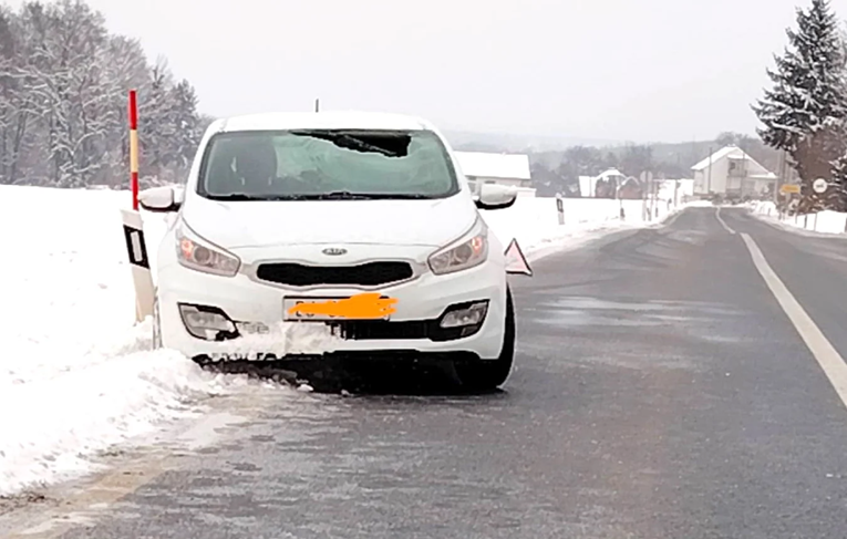 Led pao s kombija, probio vjetrobransko staklo auta i pogodio vozača u glavu