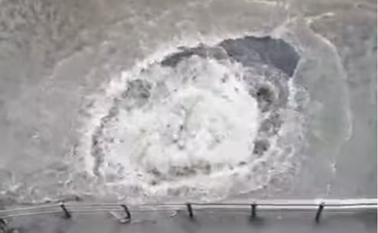 VIDEO Ogroman mlaz vode usred Splita, izgledalo je kao da se otvorio krater