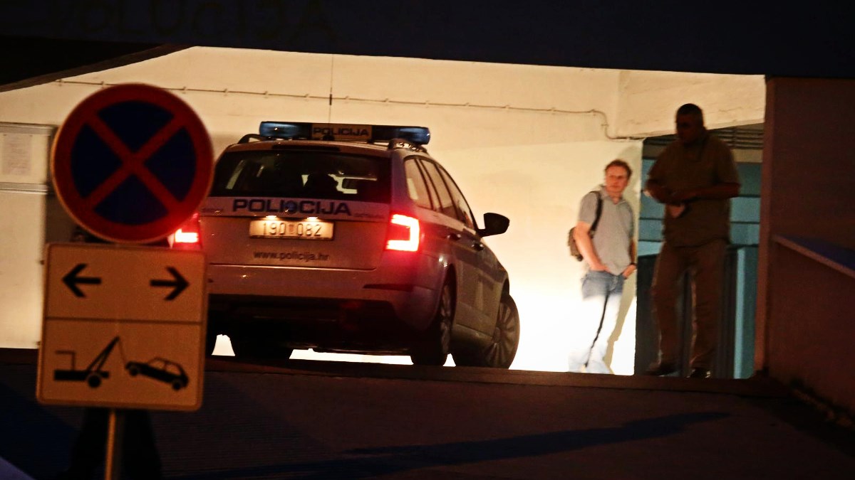 Policija istražuje eksploziju u Senju, navodno su na auto bačene dvije bombe