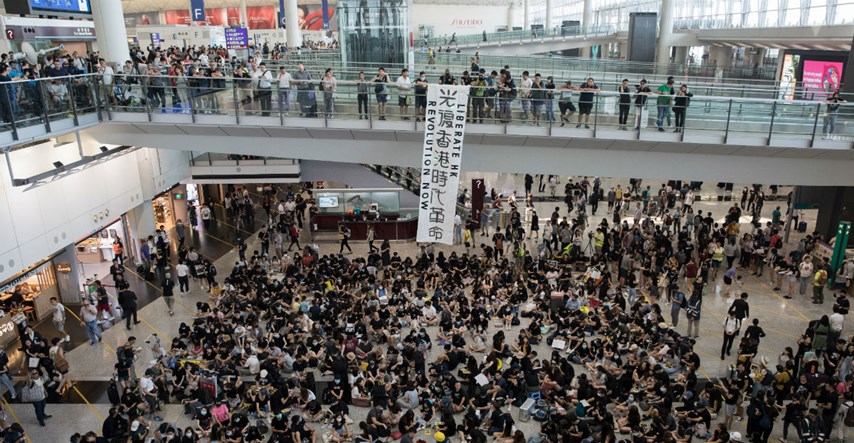 Prosvjednici se okupljaju u zračnoj luci u Hong Kongu, otkazane stotine letova