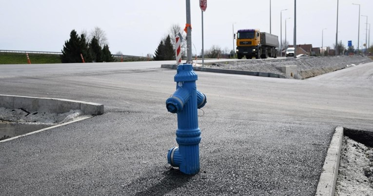 Usred staze u Koprivnici osvanuo hidrant, prizor zbunio pješake i bicikliste