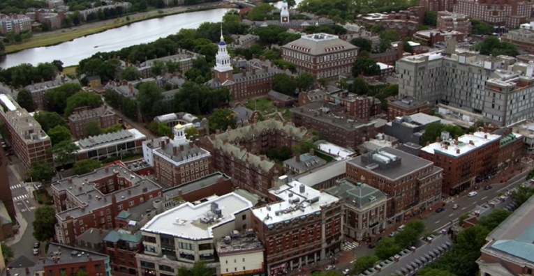 Harvard: Svi studenti koji se vraćaju na kampus moraju se cijepiti