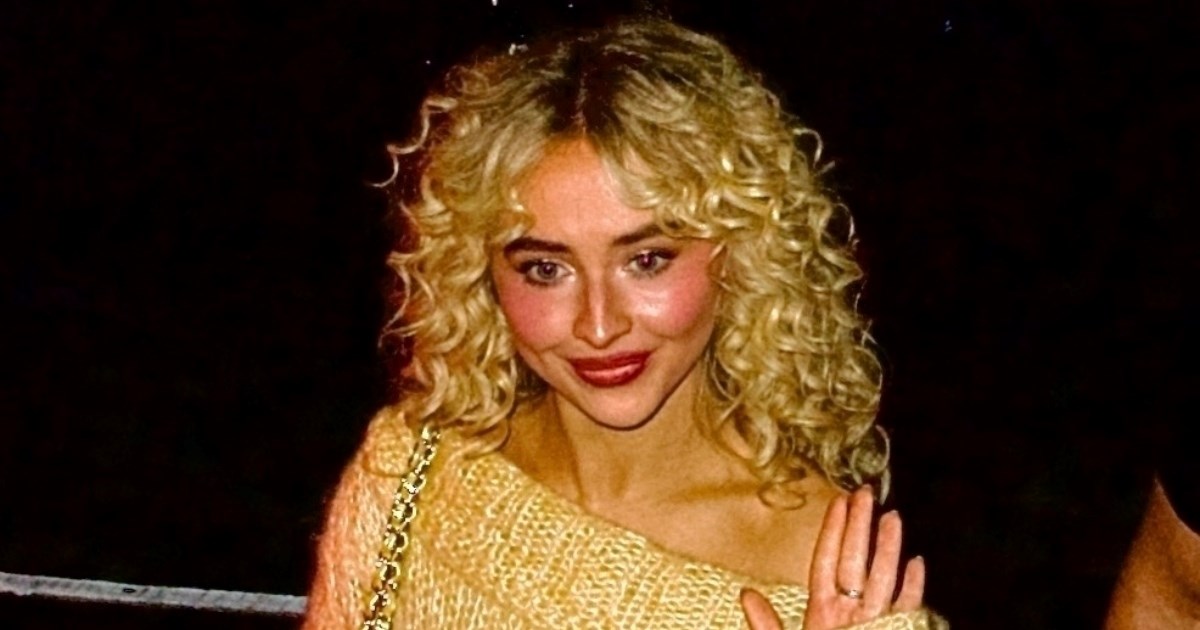 Sabrina Carpenter bez hlača u puloveru boje maslaca - i ničem drugom