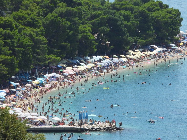 Ovako izgleda plaža u Baškoj Vodi početkom kolovoza