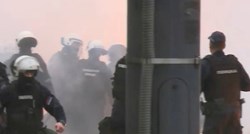 VIDEO Europride u Beogradu: Desničari gađali policiju bakljama i topovskim udarima