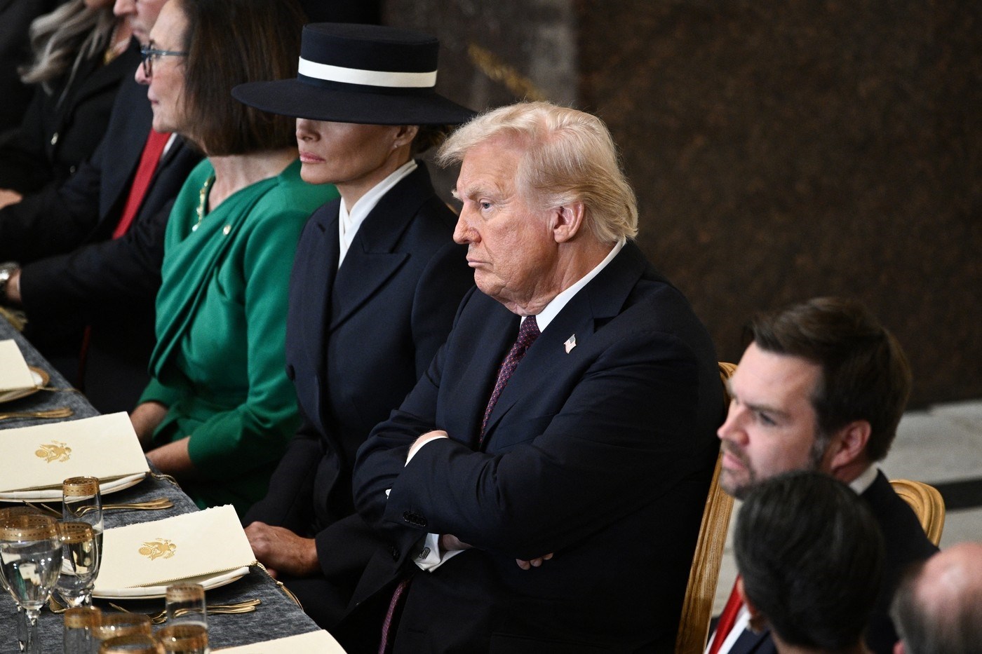 Namršteni Trump pored Melanije na ručku nakon inauguracije sjedio prekriženih ruku