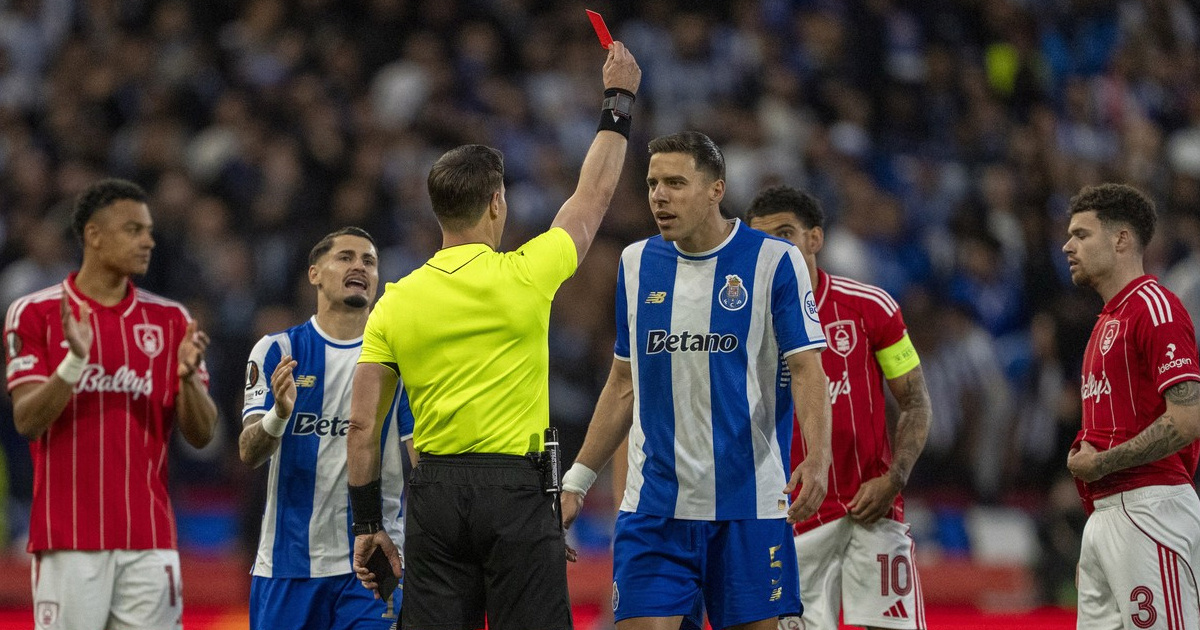 VIDEO Makkelie prvo nije sudio ni prekršaj. Nakon poziva Bebeka dao je crveni karton