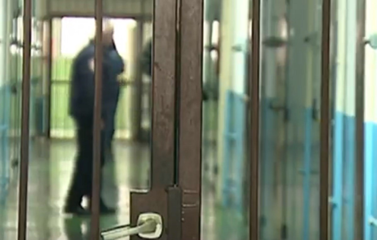 Zatvorenik u zatvoru silovao mladića sa psihičkim poteškoćama. Osuđen je