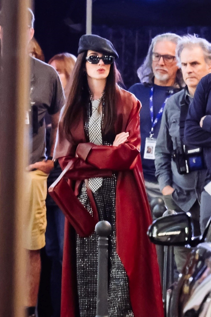 Kožni kaput Anne Hathaway je čista perfekcija. Evo odakle je