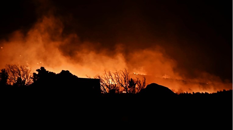Vatrogasci će noćas nadzirati požarišta u Dalmaciji