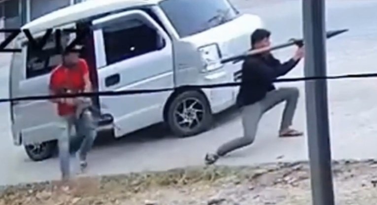 VIDEO Protutenkovskom granatom pogodili auto filipinskog gradonačelnika. Preživio je