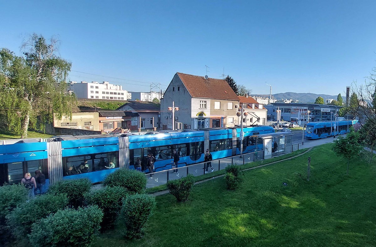 FOTO Sudarili se tramvaj i auto na Savskoj u Zagrebu