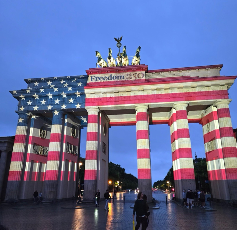Berlin odao počast SAD-u, Brandenburška vrata u bojama američke zastave