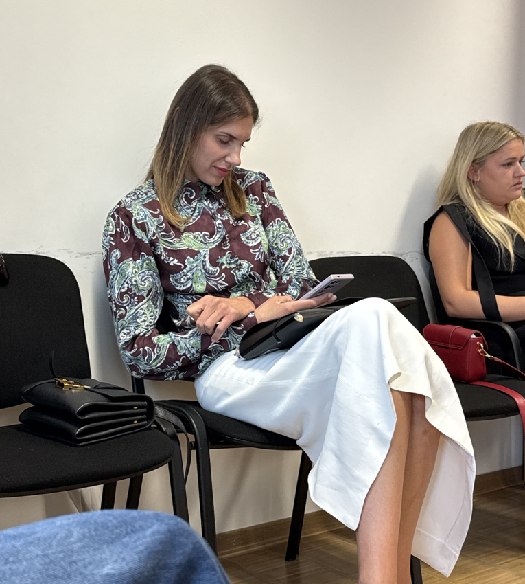 FOTO Anna Dujić u sudnici tipka po mobitelu