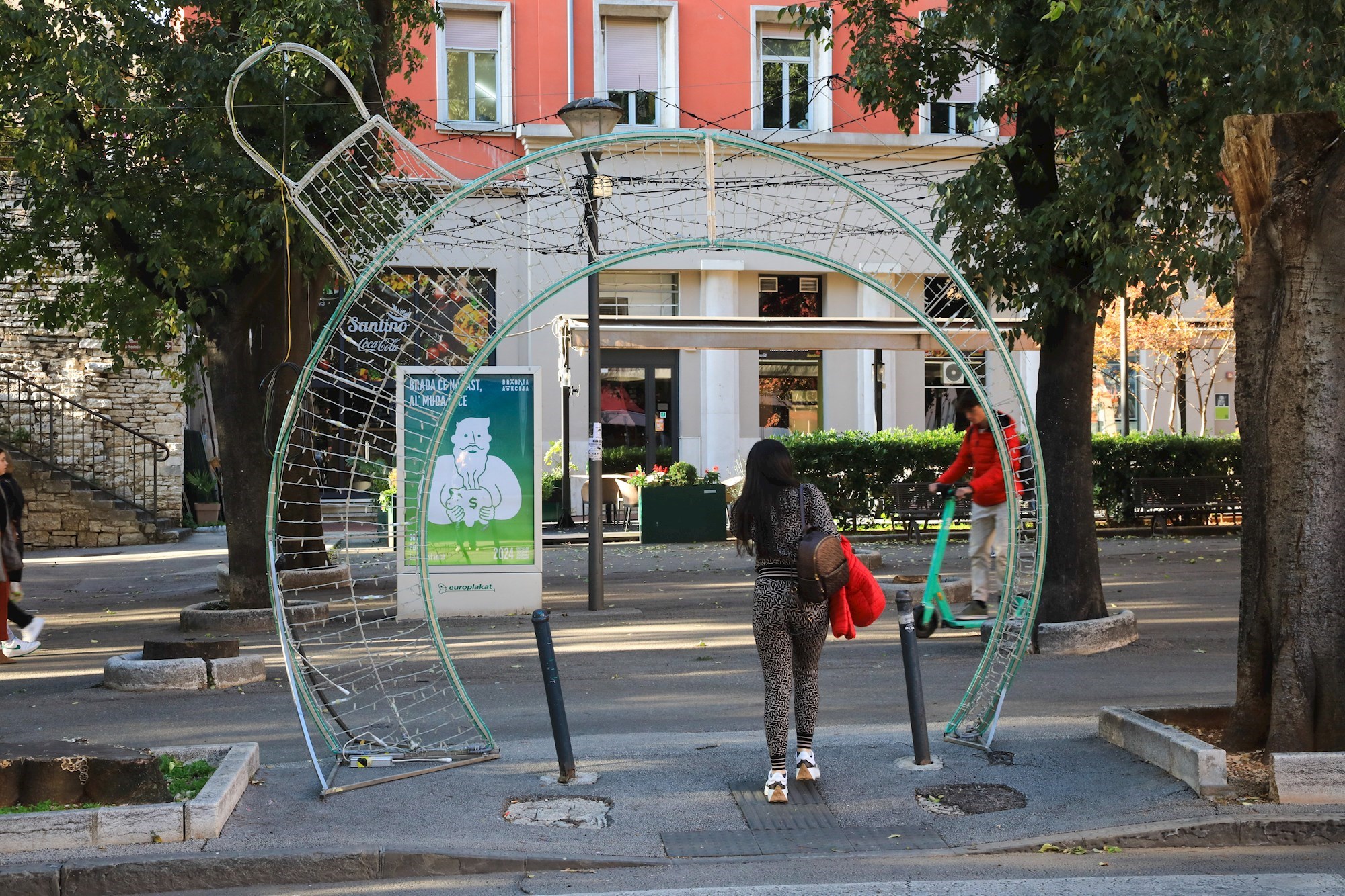 Pula se polako priprema za Advent, postavljaju se lampice i božićne dekoracije