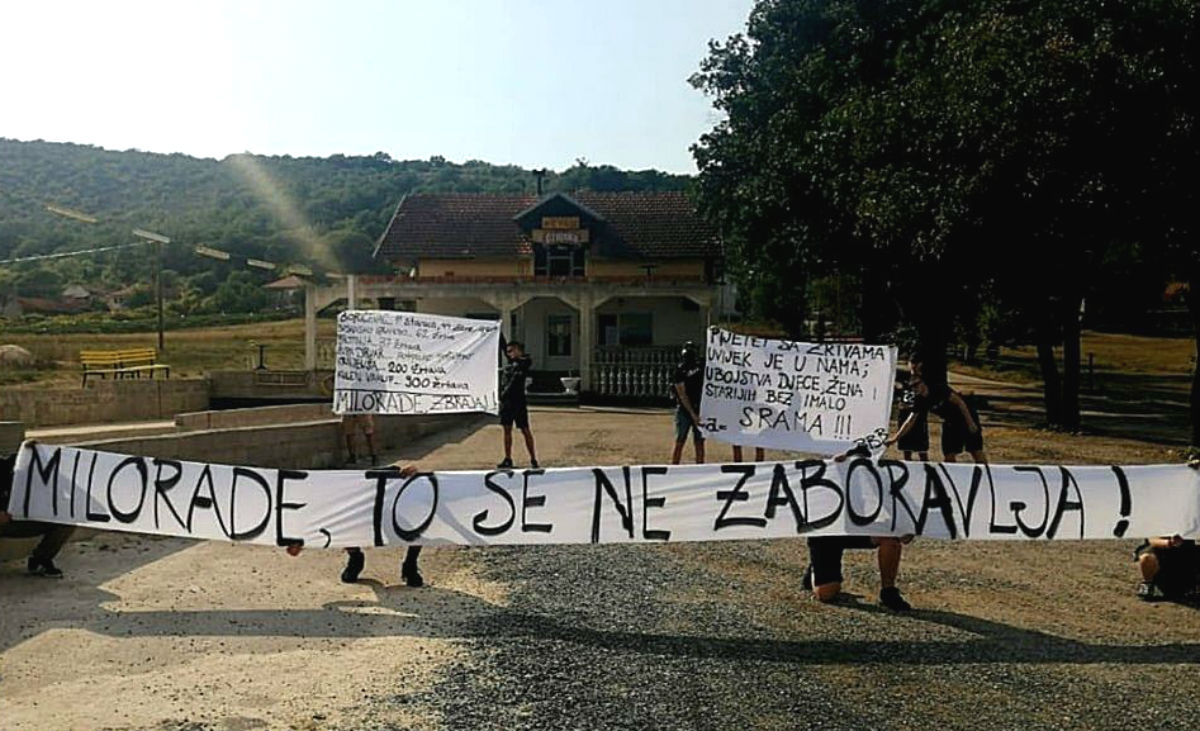 Novi upad navijača u Uzdolje, BBB-i ispred Petka razvili transparente o Pupovcu