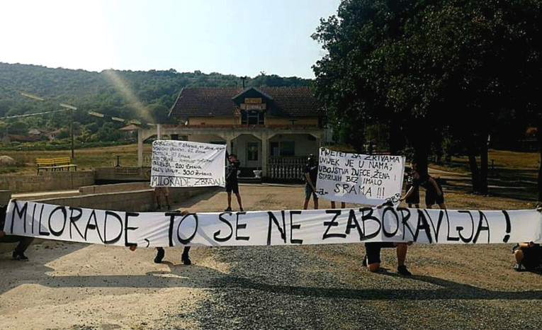 Novi upad navijača u Uzdolje, BBB-i ispred Petka razvili transparente o Pupovcu