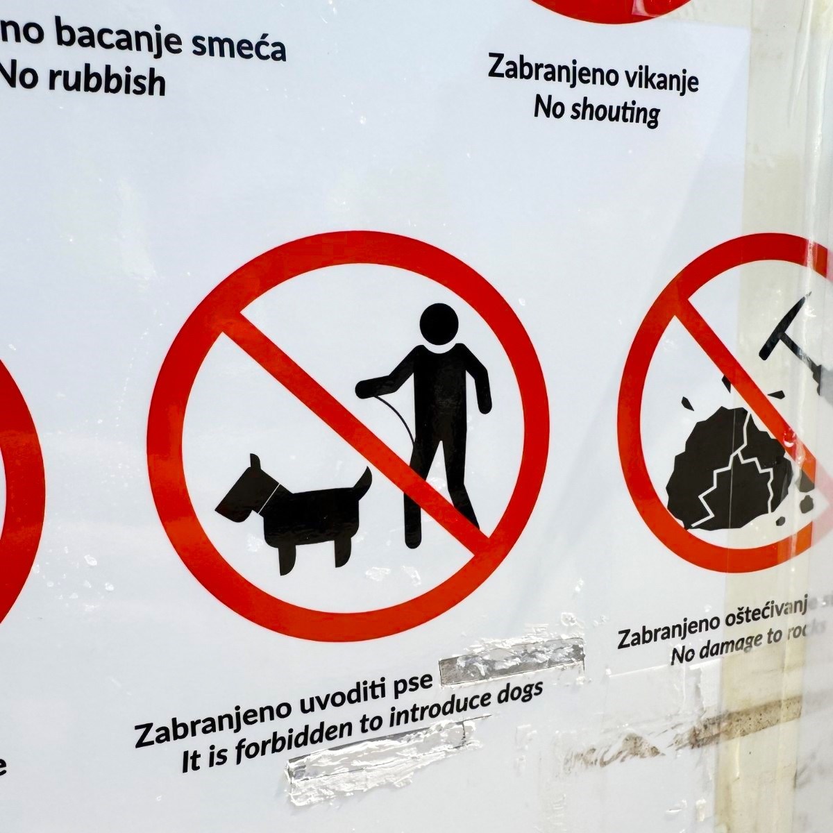 Hrvati opet briljiraju: Pogledajte kako su preveli zabrane na tablama na Ugljanu
