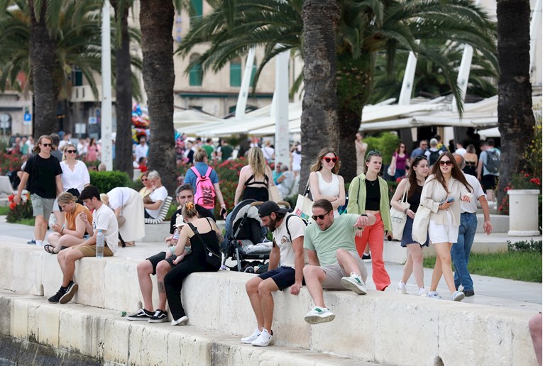Ljeto je stiglo: Ulice Splita pune turista, Rivu preplavile šarene modne kombinacije