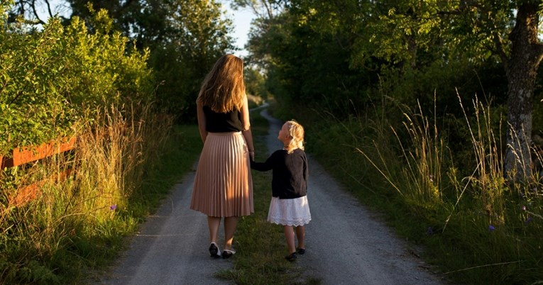 Roditelji koji žele odgojiti otpornu djecu uvijek bi trebali raditi sedam stvari