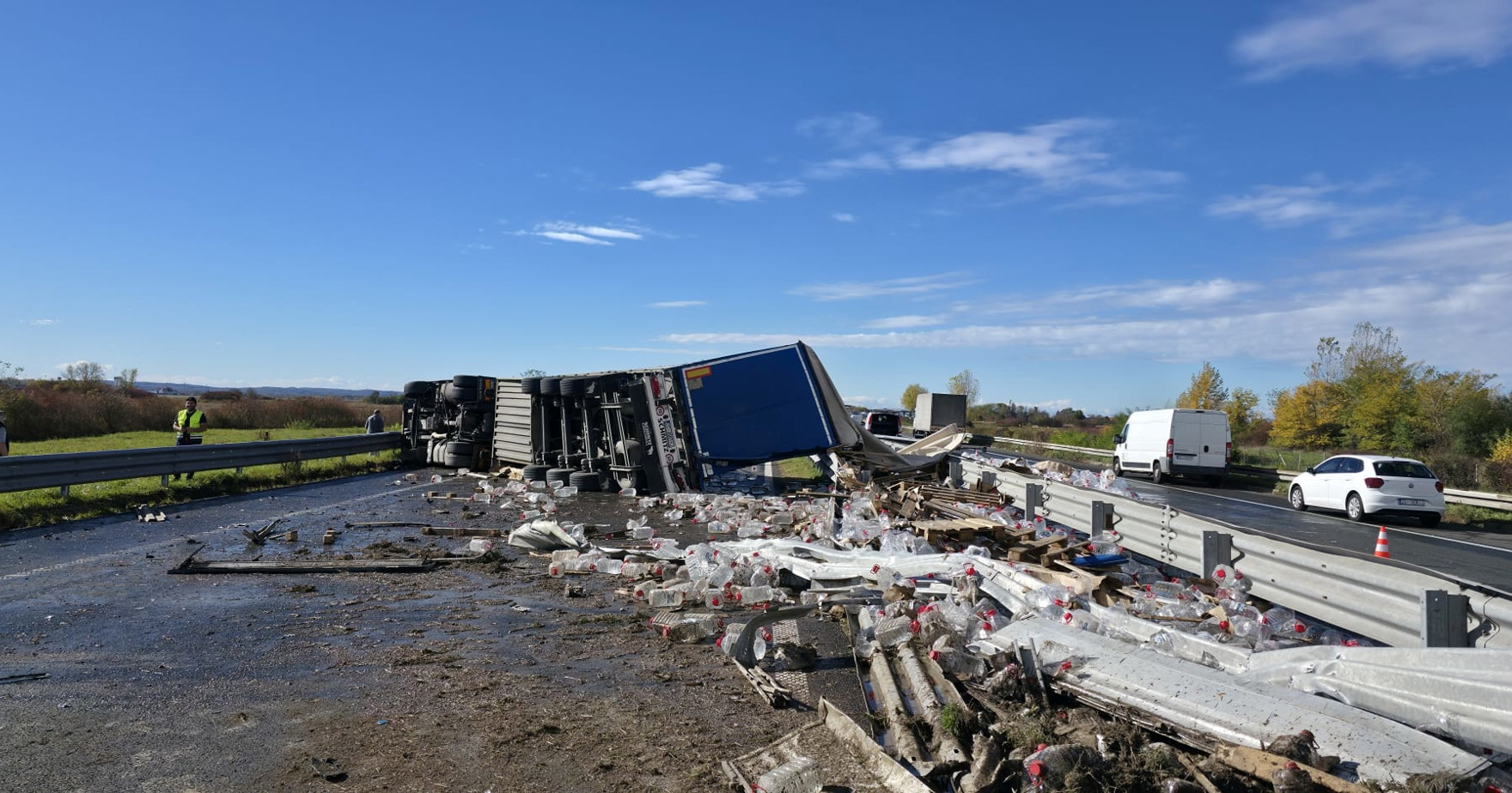 VIDEO Prevrnuo se kamion na zagrebačkoj obilaznici, boce ispale na cestu
