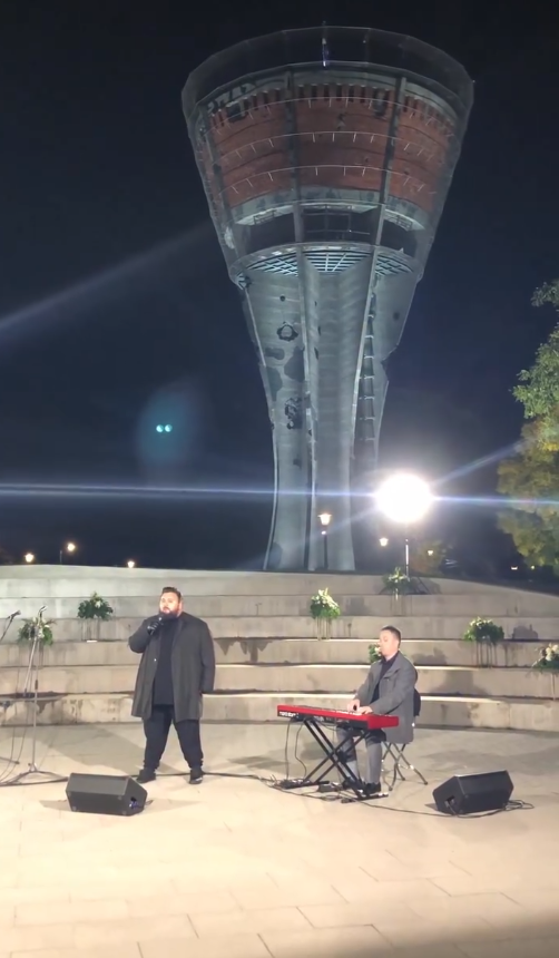 Houdek izveo Ružu Hrvatsku ispred Vukovarskog vodotornja. Poslušajte kako zvuči