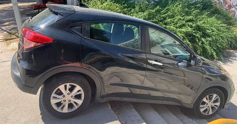 Prizor iz Dalmacije nasmijao Fejs: "Parking pod kutem"