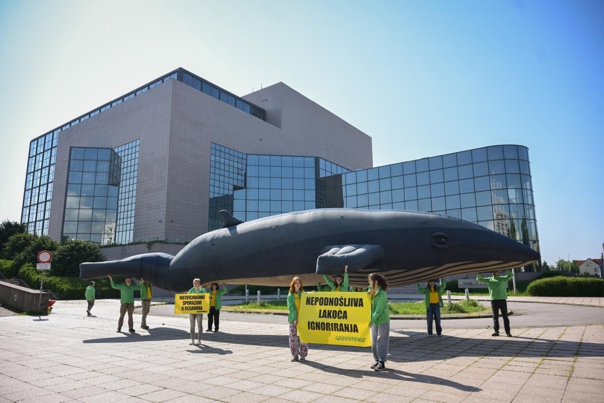 VIDEO Greenpeace postavio kita ispred NSK u Zagrebu