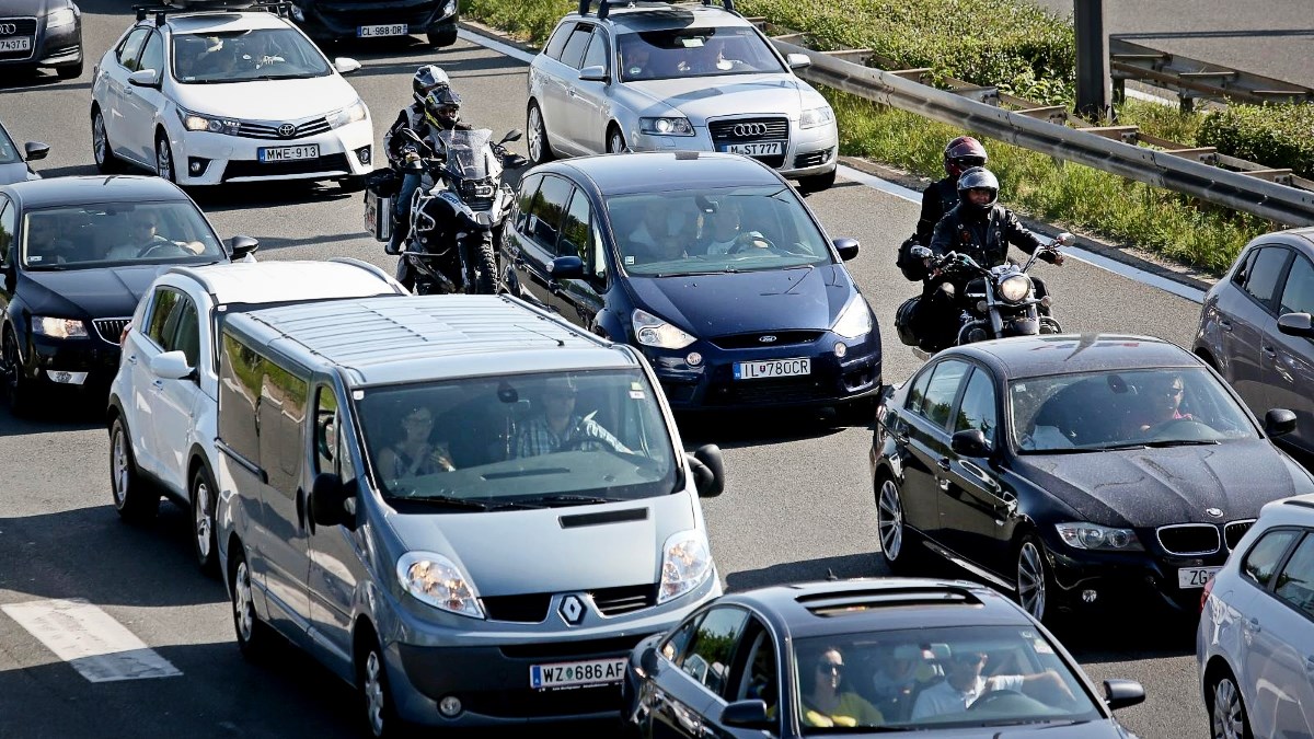 Gužve i kilometarske kolone na granicama i autocestama, javlja HAK