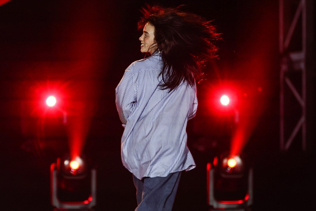 Incident u Miamiju: Obožavatelj povukao Billie Eilish u publiku tijekom koncerta