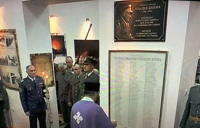 Srbi podigli ploču generalu koji je napadao Vukovar, pop je blagoslivljao