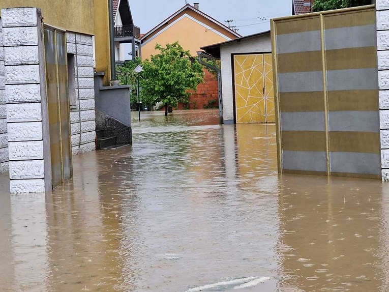 VIDEO Dijelovi Požege pod vodom, poplavljene i kuće