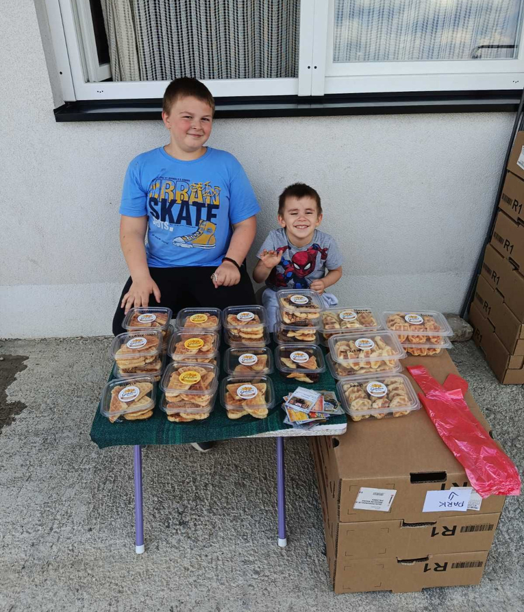 Luka prodaje galete kako bi zaradio za izlet. Mama: "Podstanari smo, on uvijek pomaže"