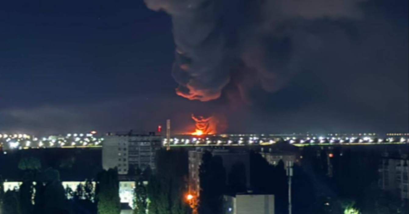 VIDEO Novi ukrajinski napad. Požar u ruskoj rafineriji 6000 km od granice