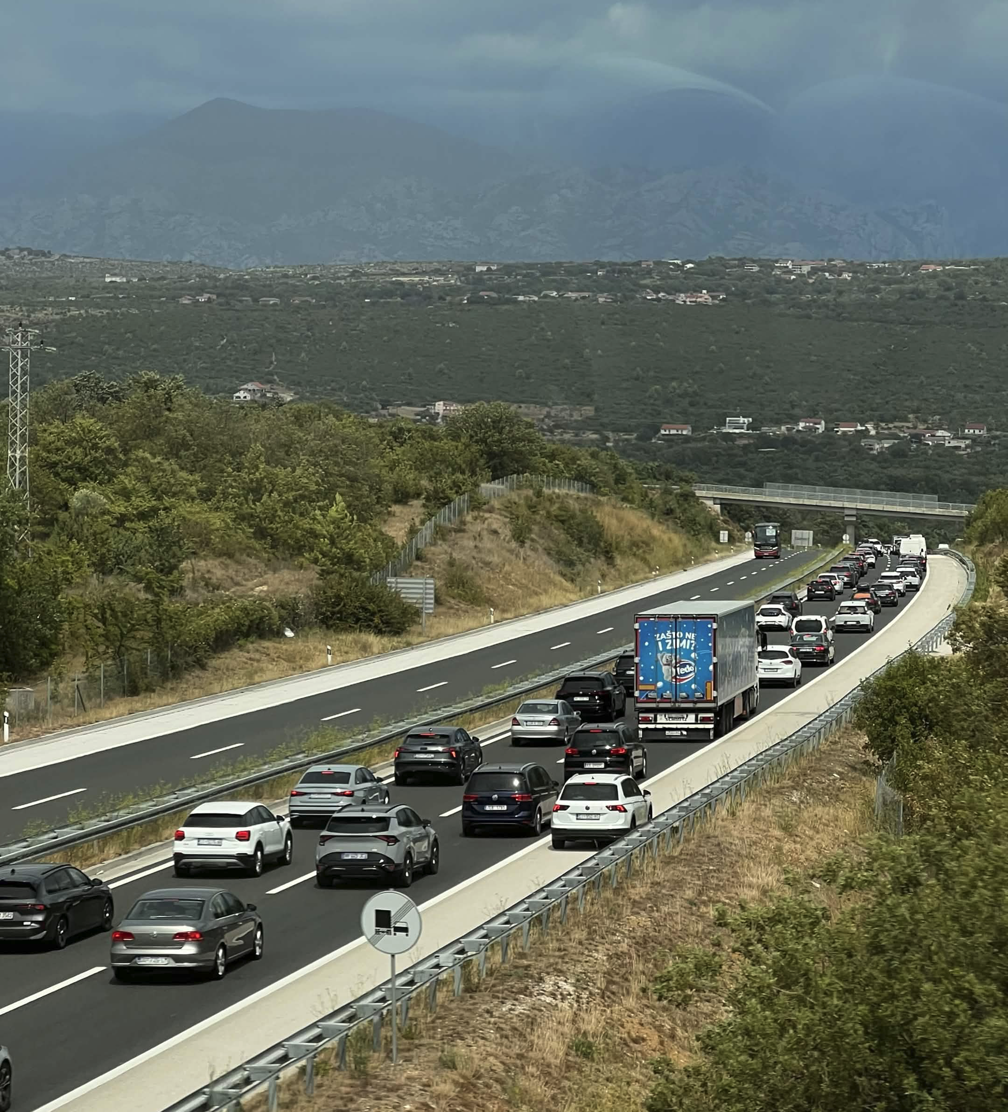 Gužve prema Zagrebu: Na A1 kolone kod Bosiljeva, Lučkog i Demerja