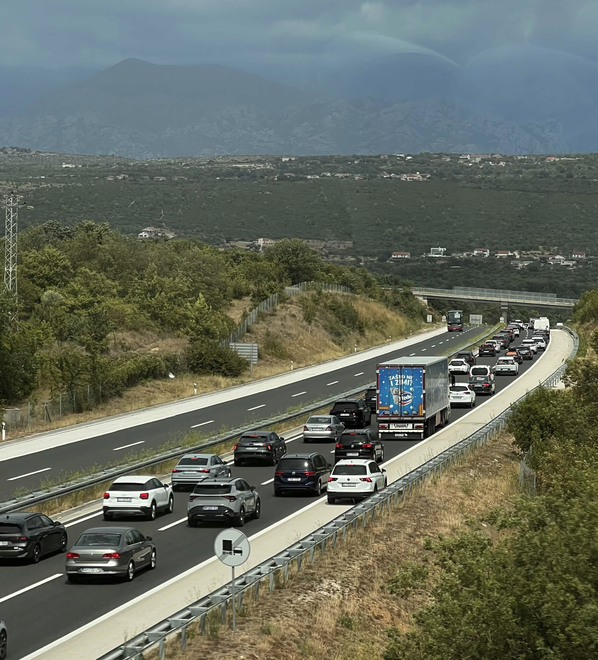 Na A1 kod Zadar Zapad poprilične kolone u smjeru Zagreba