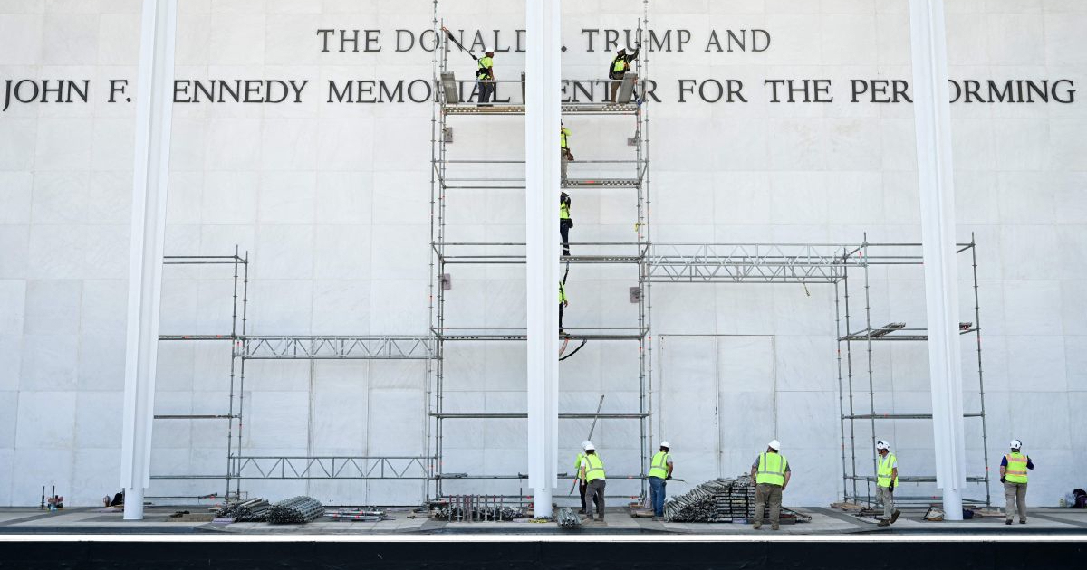 Uklanjanje Trumpova imena s Kennedy Centra odgođeno zbog nevremena