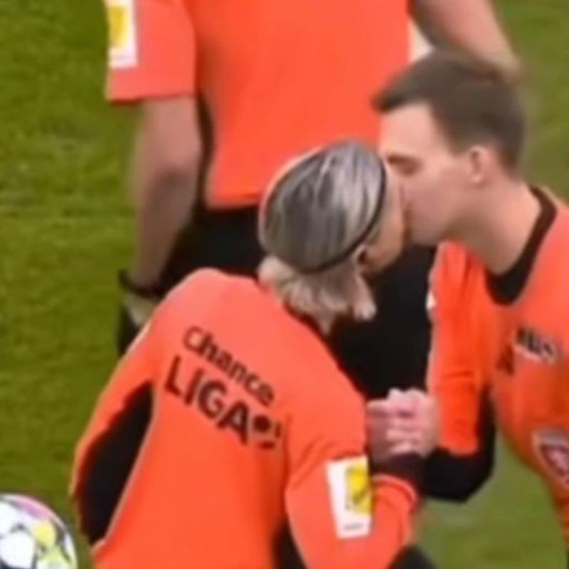 VIDEO Sutkinja u Češkoj ljubila se s oba suca u usta pred utakmicu