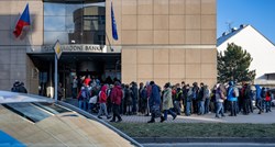 Tisuće Čeha po hladnoći čekaju u redu pred bankom, razlog je neobičan