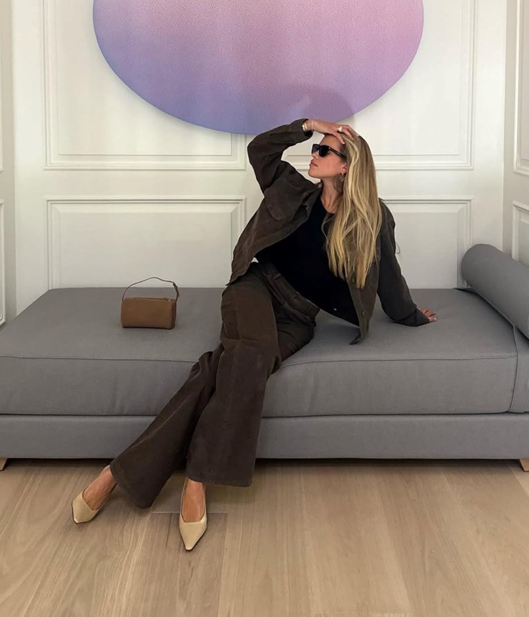 Smeđe traperice su novi must-have komad za jesen