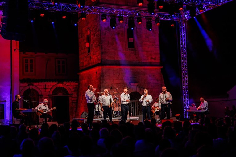 FOTO Tomislav Bralić i klapa Intrade održali koncert u čast Oliveru Dragojeviću