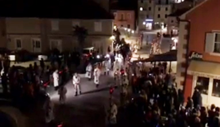 Pogledajte kako je izgledala procesija zbog koje je lani izbio skandal