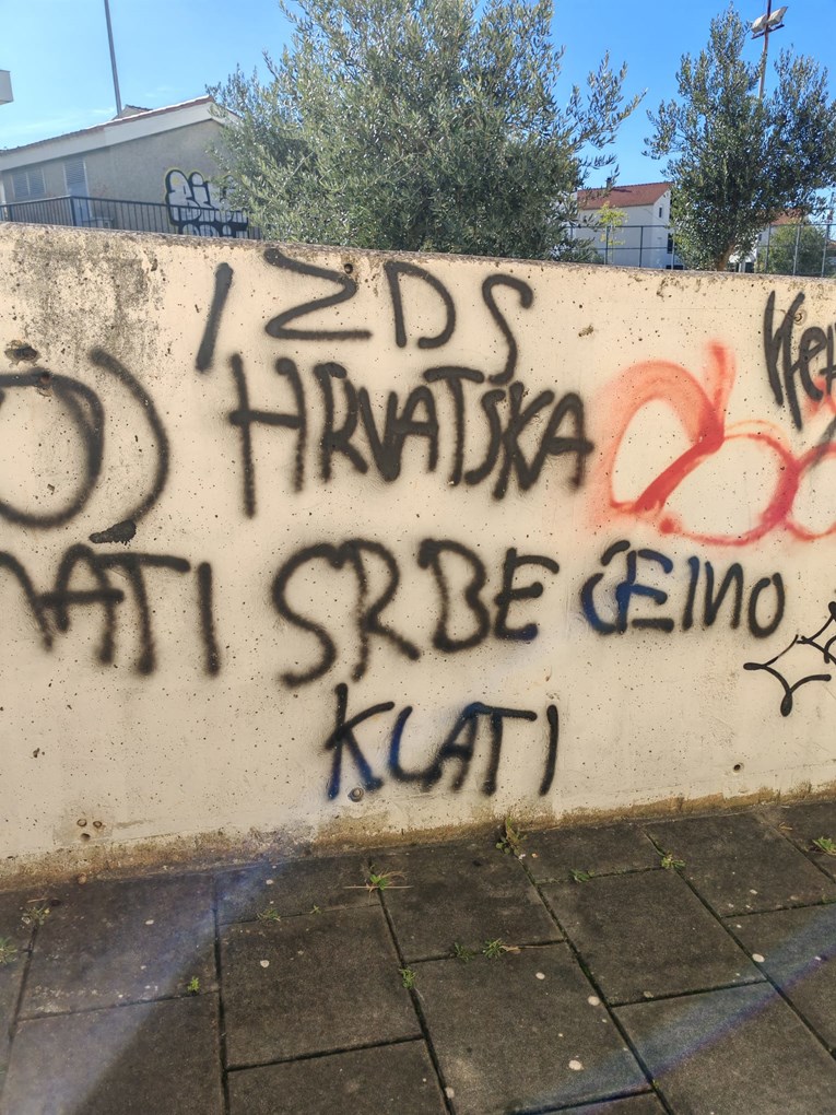 Na zidu škole u Zadru ispisane poruke mržnje: "Hrvatska mati, Srbe ćemo klati"